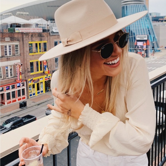 Urban Outfitters UO Ruth V-Neck Blouse in White - Picture 2 of 9